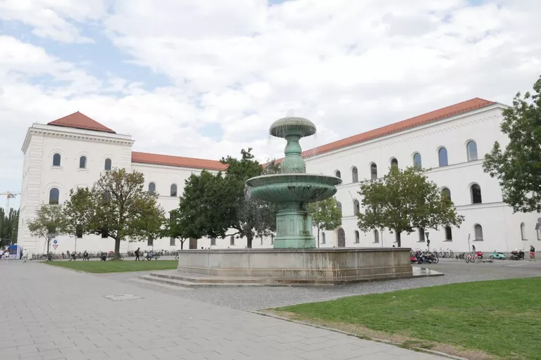 Brunnen an der Universität zur Juristischen Fakultät der LMU — © Brunnen an der Universität zur Juristischen Fakultät der LMU