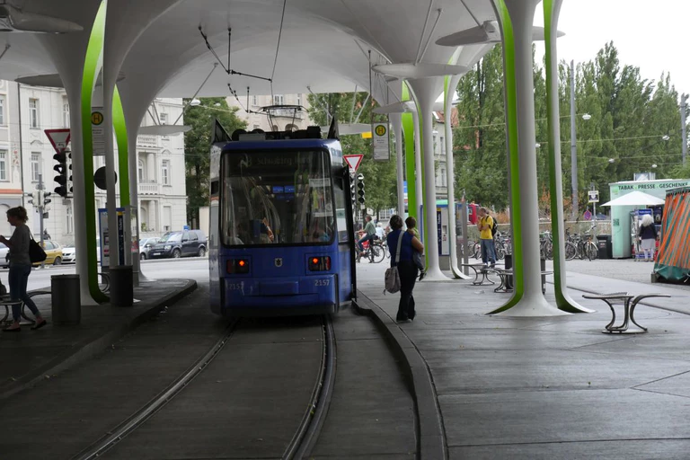 Trambahnhaltestelle "Münchner Freiheit" — © Trambahnhaltestelle "Münchner Freiheit"