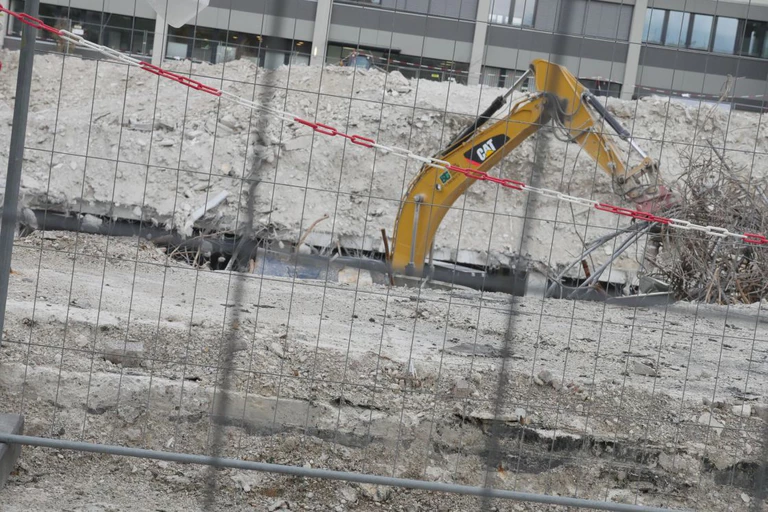 Baggerarm auf einer Baustelle — © Baggerarm auf einer Baustelle