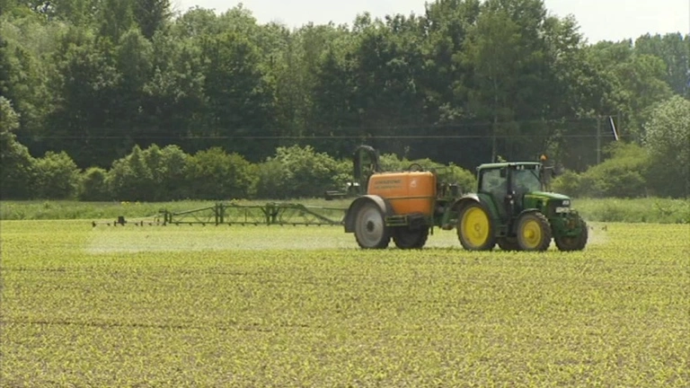 Ein Traktor fährt über ein Feld — © Symbolbild.
