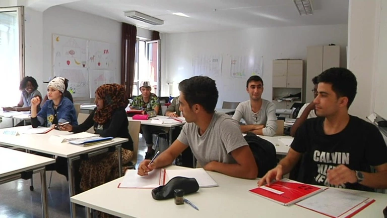 Flüchtlinge lernen in einer VHS in München