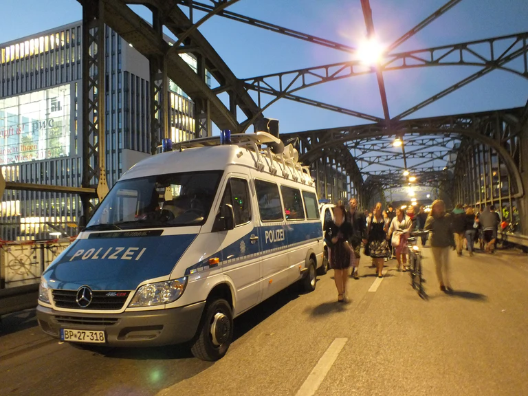 Ein Bundespolizeiauto an der Hackerbrücke zur Wiesnzeit — © Foto: Bundespolizei München