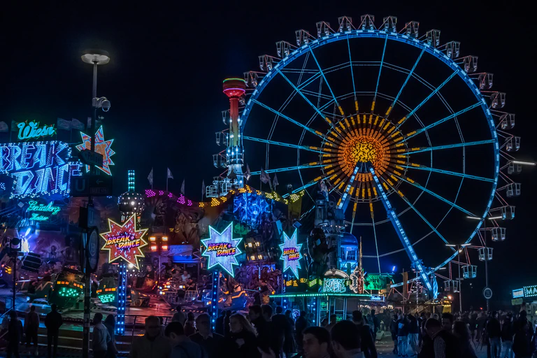 Das Wiesn-Riesenrad glitzert am Abend