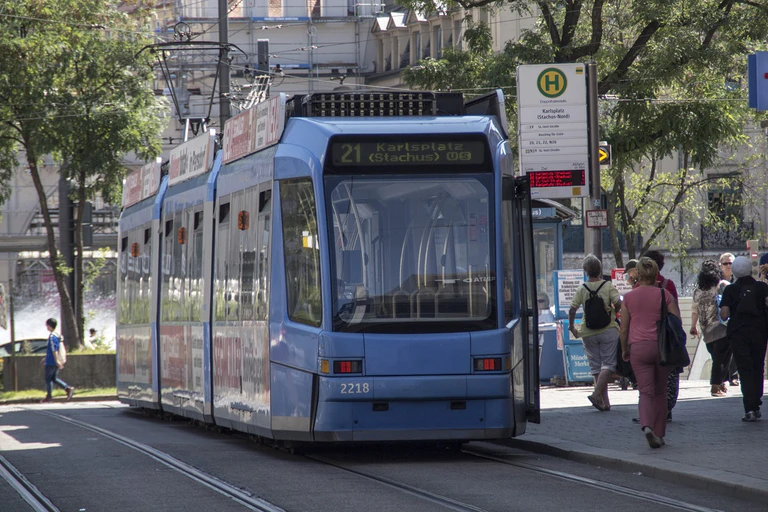 Eien Tram unterwegs in München  — © Symbolfoto
