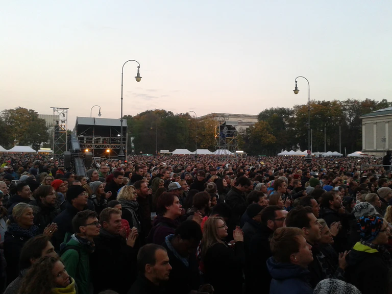 Helfer und Flüchtlinge feiern auf Danke-Konzert auf dem Königsplatz