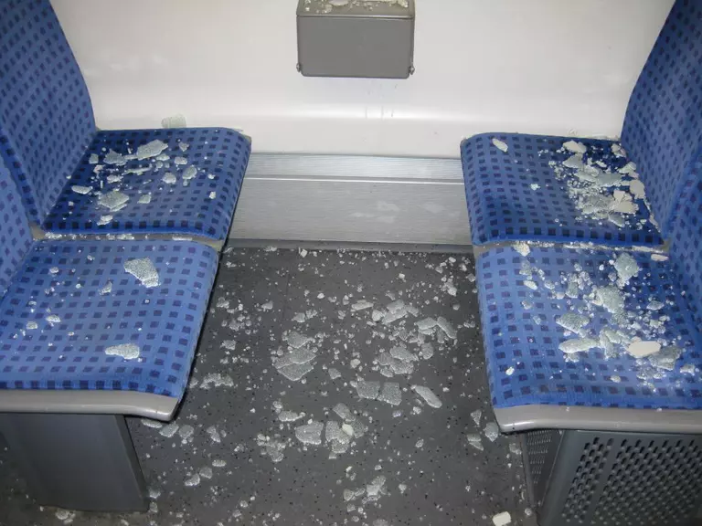 S-Bahn, Scherben, Betrunkener — © Betrunkener randaliert in S-Bahn.