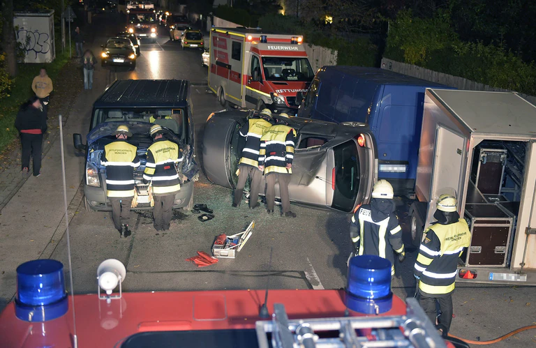 Helfer der Feuerwehr am Unfallort in Pasing — © Feuerwehr München