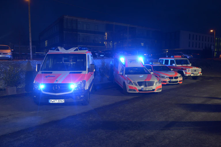 Mehrere Rettungswagen der MKT bei Nacht — © MKT