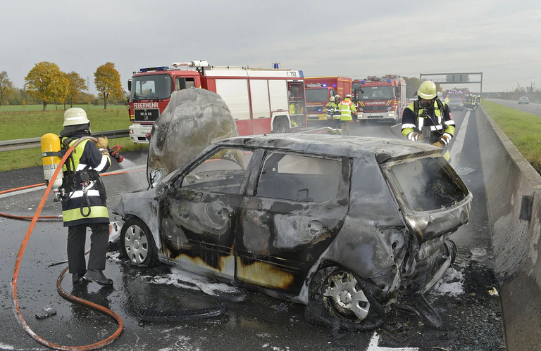 A99: Feuerwehr bei den Löscharbeiten am brennenden Fahrzeug — © Foto der Berufsfeuerwehr München