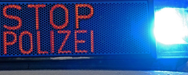 Anhaltesignal und Blaulicht - Stopp Polizei