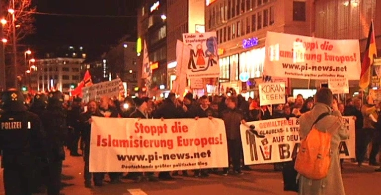 Pegida-Demonstration in einer Stadt — © Symbolbild