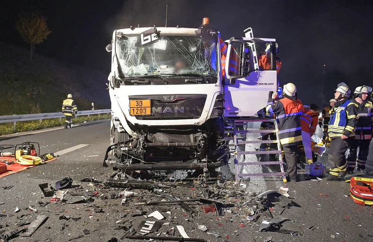 feuerwehr A9 unfall 3 autos 3 lkw — © Foto der Berufsfeuerwehr München
