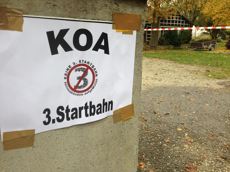koa dritte startbahn, attaching