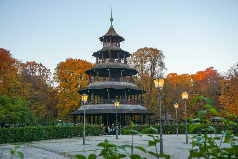 Der Chinesische Turm im Englischen Garten - — © Foto: <a href="http://portraitiert.de/" target="_blank"> Dirk Schiff/Portraitiert.de </a>