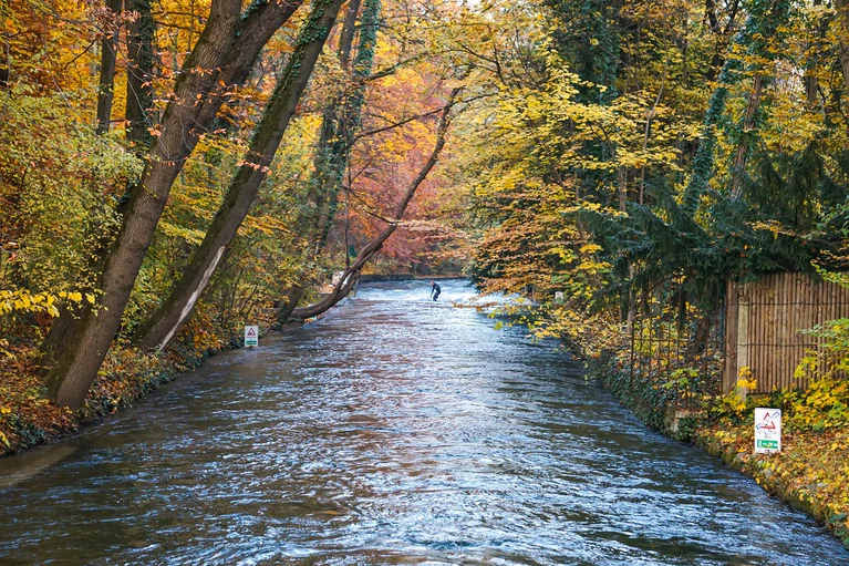 — © Der Münchner Eisbach -  Foto: <a href="http://portraitiert.de/"  target="_blank"> Dirk Schiff/Portraitiert.de </a>
