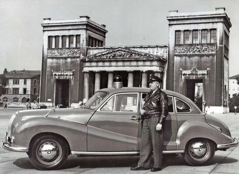 Polizist mit Auto am Königsplatz — © Foto: Polizei München
