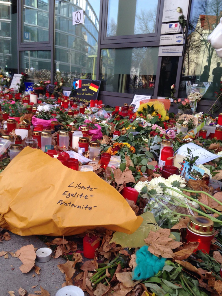 Anteilnahme vor dem französischen Konsulat nach den Anschlägen in Paris — © Große Anteilnahme vor dem französischen Konsulat nach den Anschlägen in Paris