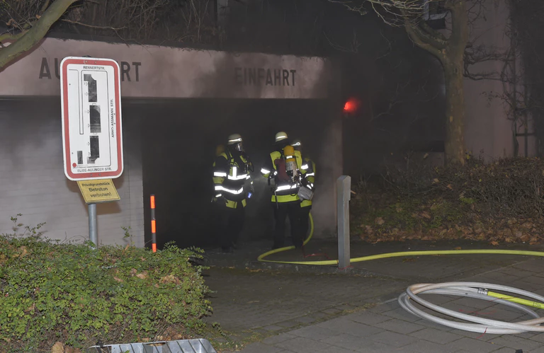Brandstiftung in einer Tiefgarage in Neuperlach — © Brandstiftung in einer Tiefgarage in Neuperlach - Foto der Berufsfeuerwehr München
