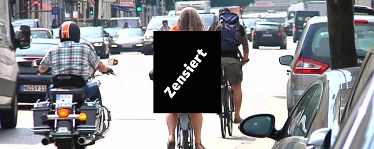 Nackte Radfahrerin von der Polizei gestoppt — © Nackte Radfahrerin von der Polizei gestoppt. Symbolbild.