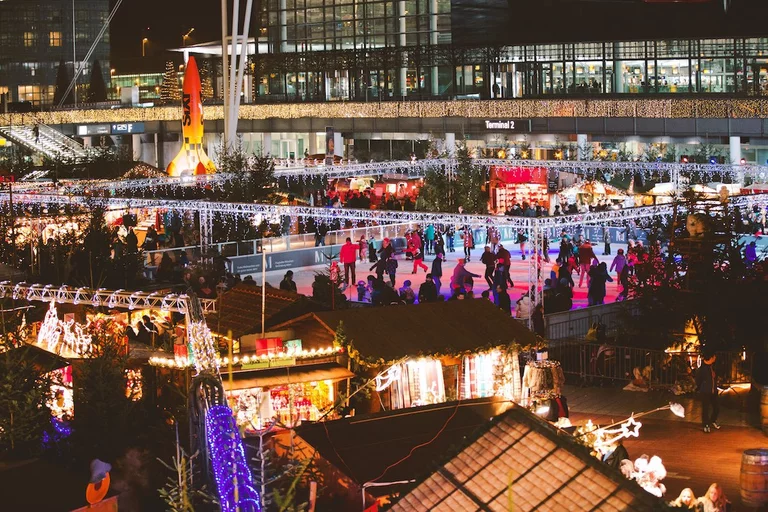 Wintermarkt am Flughafen mit schlttschuhbahn und beleuchteten Buden — © Foto Wintermarkt Flughafen