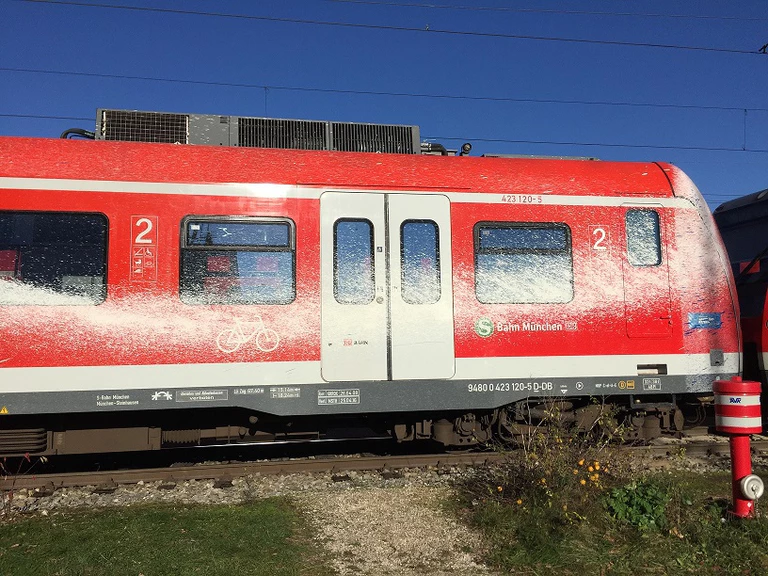 S-Bahn mit Farbe verschmiert — © Foto: Deutsche Bahn