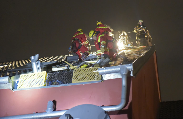 Löscharbeiten am Dachstuhl Feuerwehr München — © Löscharbeiten am Dachstuhl - Foto: Feuerwehr München