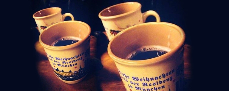 Glühweintassen auf dem Christkindlmarkt in München
