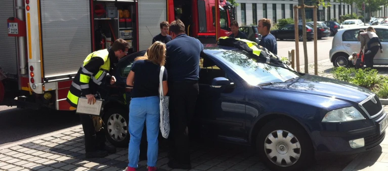 Auto-Scheibe wird eingeschlagen und Kind befreit — © Symbolfoto