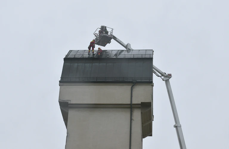 Die Feuerwehr rettet das Dach des Aubinger Wasserturms — © Foto: Berufsfeuerwehr München