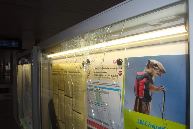 zerstörte glasschaukästen im personentunnel am bahnhof moosach — © Bundespolizei