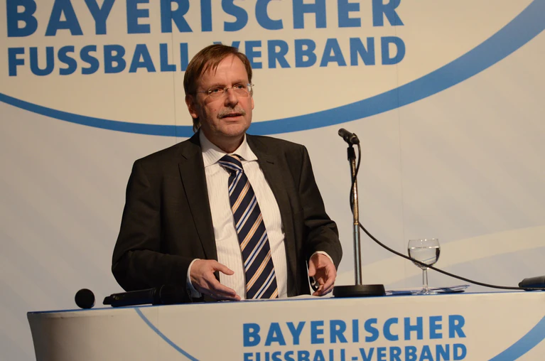 Koch redet als Präsident des Bayerischen Fußball Verbands — © Foto: BFV
