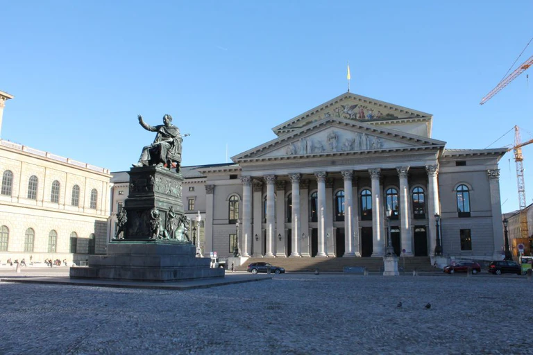max-joseph platz mit staatsoper und statue
