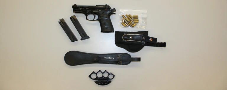 Waffen Schlagring Pistole Munition — © Die beschlagnahmten Waffen - Foto: Polizei