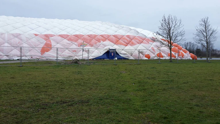 Traglufthalle Flüchtlingsunterkunft neubiberg — © Traglufthalle in Neubiberg