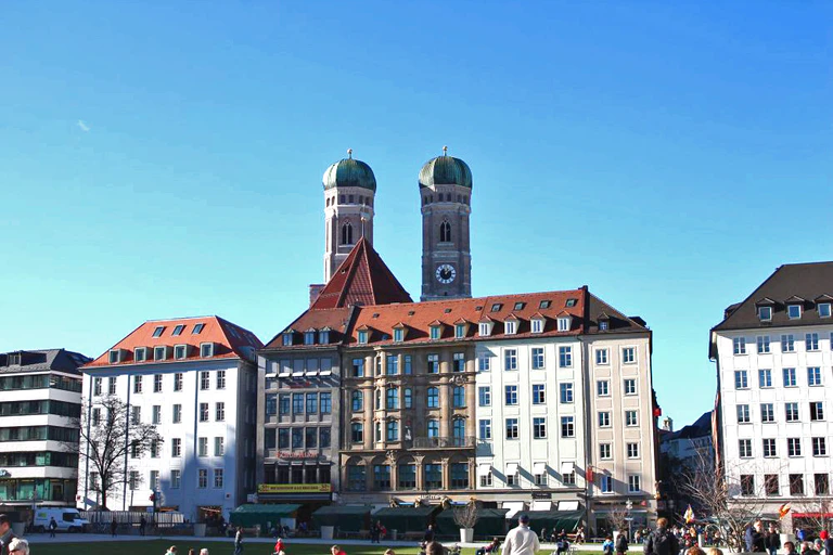 marienhof mit frauenkirchtürmen