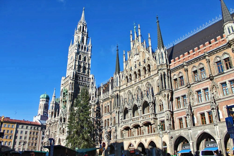 Neues Rathaus am amrienplatz mit frauenkirchentürmen im hintergrund