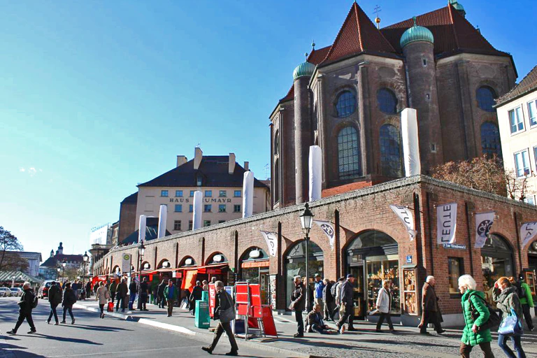 Im Tal am Viktualienmarkt mit altem peter im hintergrund