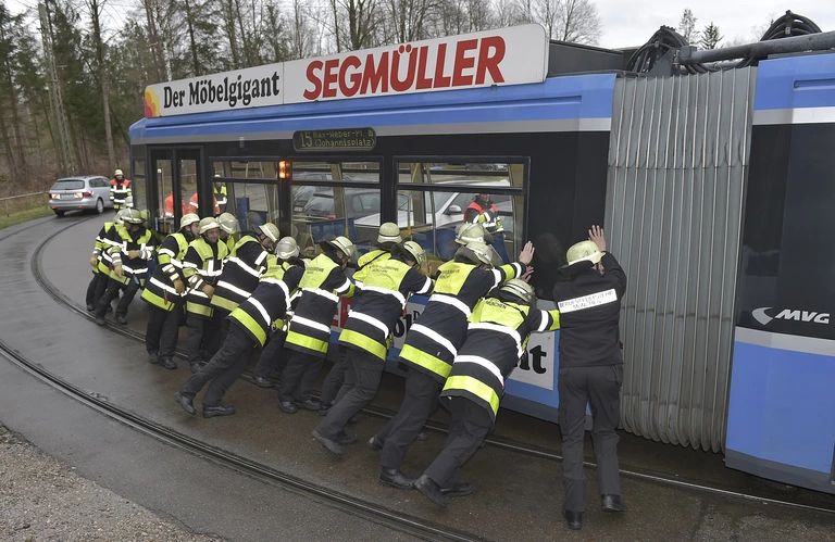 Feuerwehr schiebt entgleiste Tram zurück ins Gleisbett — © Voller Körpereinsatz der Feuerwehr. Rechte: Foto der Berufsfeuerwehr München