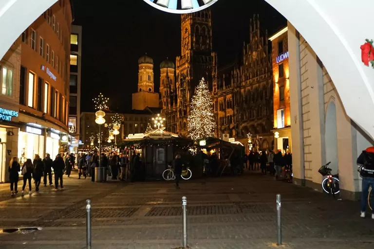 — © Der Christkindlmarkt auf dem Marienplatz - Foto: <a href="http://portraitiert.de/" target="_blank"> Dirk Schiff/Portraitiert.de </a>