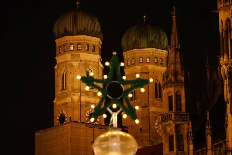  — © Die Türme der Frauenkirche vom Christkindlmarkt aus - Foto: <a href="http://portraitiert.de/"  target="_blank"> Dirk Schiff/Portraitiert.de </a>