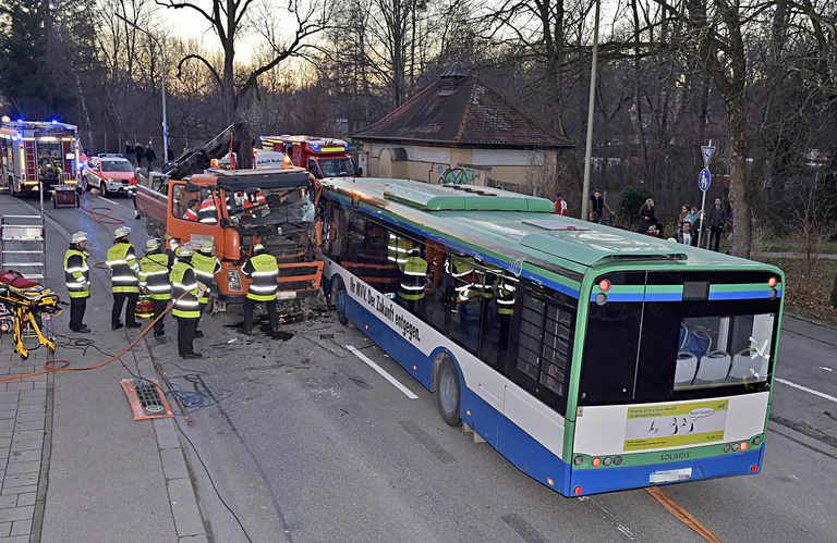 LKW und Bus Unfall — © Foto der Berufsfeuerwehr München