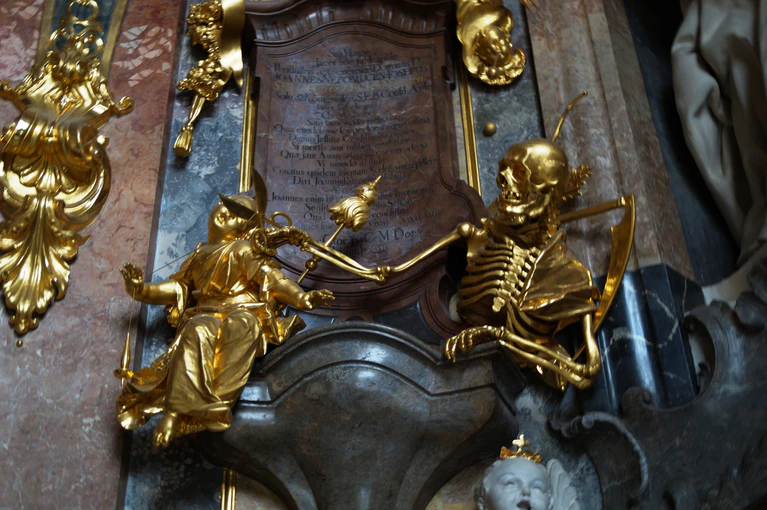 goldenes skelett in asamkirche in sendlinger straße in muenchen