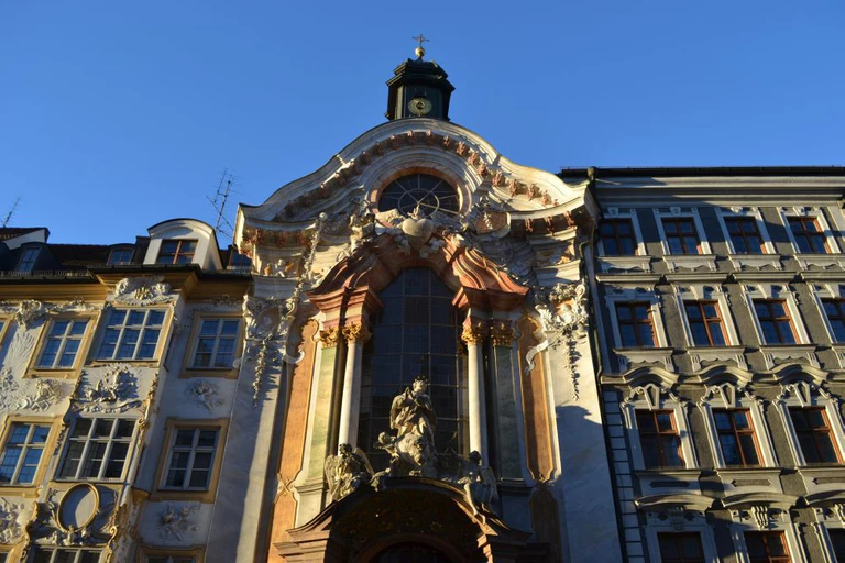 Asamkirche in der Sendlinger Straße von Asam gebrüder erbaut mit stukatoren und Ornamenten an der Außenfassade und dem heiligen Nepomuk über der Tür — © Asamkirche Sendlinger Straße