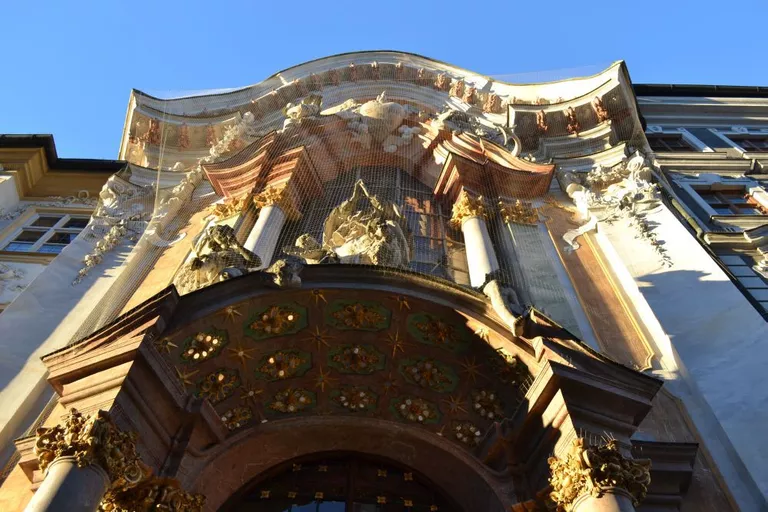 Asamkirche in der Sendlinger Straße von Asam gebrüder erbaut mit stukatoren und Ornamenten an der Außenfassade und dem heiligen Nepomuk über der Tür — © Asamkirche Sendlinger Straße