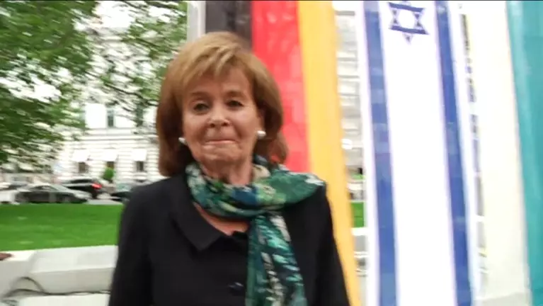 Charlotte Knobloch vor einer deutschen und einer israelischen Fahne