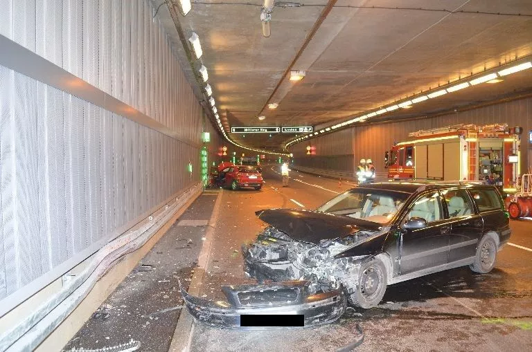 Luise-Kiesselbach-Tunnel nach dem eingeschlafene Fahrerin Unfall verursacht — © Luise-Kiesselbach-Tunnel nach dem Unfall - Foto: Polizei