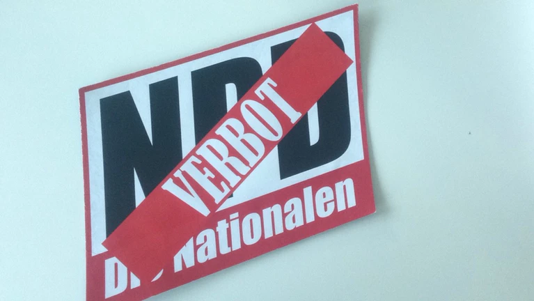 NPD Verbotsschild — © NPD Verbot von Bundesverfassungsgreicht abgelehnt