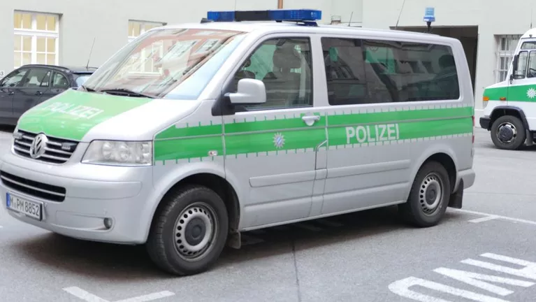 polizeiauto silber grün mit balulicht im polizeihof als VW wagen — © Raubüberfall konnte aufgeklärt werden