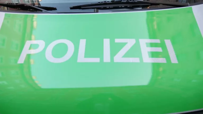 polizei schriftzug auf grünem polizeiauto — © Symbolfoto