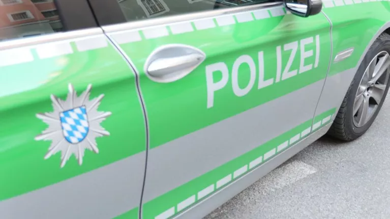 Polizeiauto mit Logo und Schriftzug